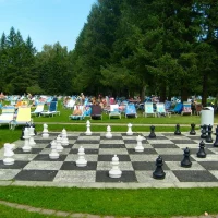 Liegewiese mit Schachbrett im Johannesbad